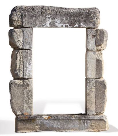 null FENÊTRE À plates-bandes. Matériau: Pierre calcaire
XIXème siècle. L. 69 cm -...