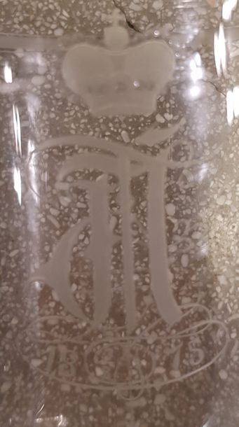 null Ensemble de deux verres à décors gravé de chiffre FTD sous une couronne fermée...