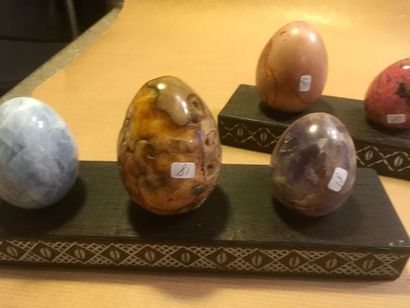 null Lot de sept œufs (jaspe, ammonite, pyrite, quartz et rutile, calcite bleue,...