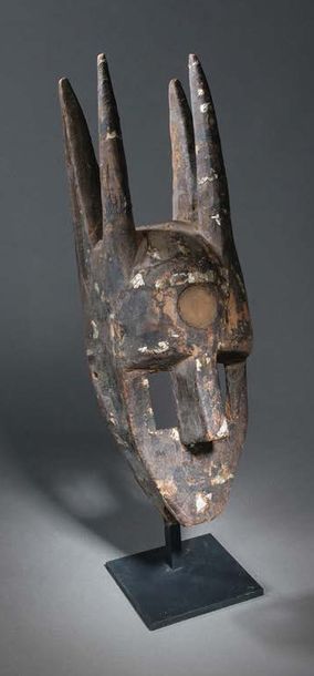 Peuple BAMBARA - Mali 
Masque représentant un animal cornu à miroir circulaire incrusté...