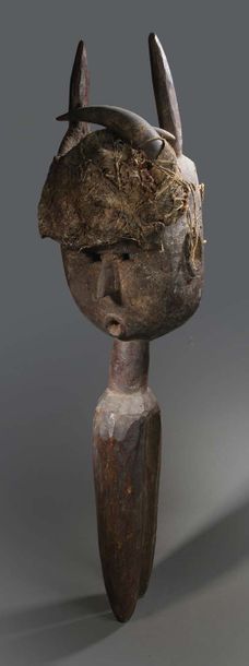 Peuple MAHOU - Liberia 
Grand masque prolongé par un bec. Charge fétiche sur le front.
Sculpture...