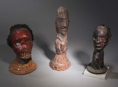 Peuple EKOÏ - Nigeria 
Ensemble de trois têtes cimiers en bois recouverts de peaux...