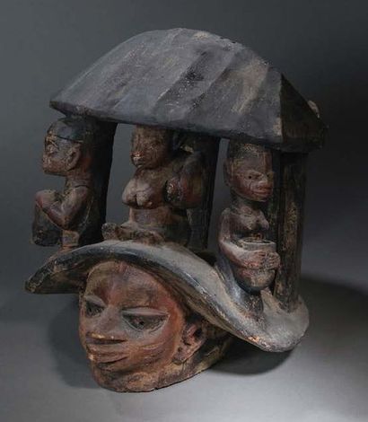 Peuple YORUBA - Nigeria 
Masque de type «Guelede» surmonté de trois personnages.
Sculpture...
