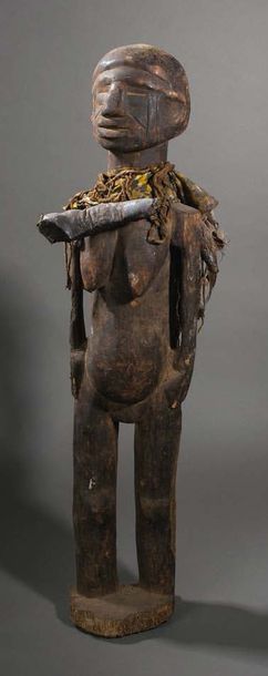 Peuple FON - République du Bénin 
Statue de femme debout avec son collier de cornes...