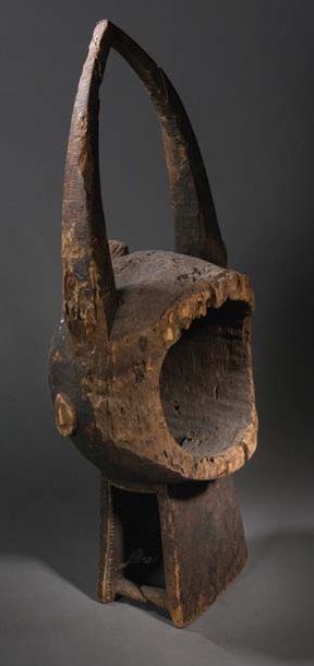 Peuple CHAMBA - Nigeria 
Masque casque à décor de bovidé.
Sculpture en bois dur strié...