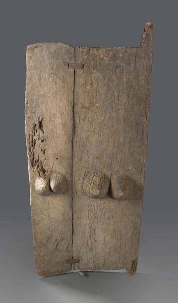 Peuple DOGON - Mali Porte de case décorée d'une double paire de seins en relief.
Bois...