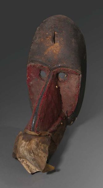 Peuple DAN - Côte d'Ivoire 
Masque de singe
Sculpture en bois patiné et feutre rouge.
H....