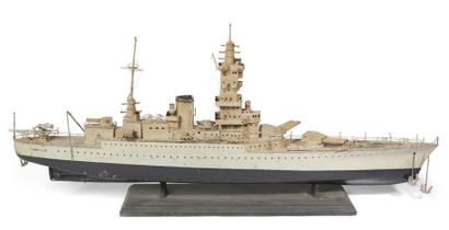 Modèle réduit du «Dunkerque» bateau de guerre...