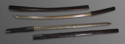 null Deux sabres japonais sans tsuba à poignées et fourreaux en bois semblant former...