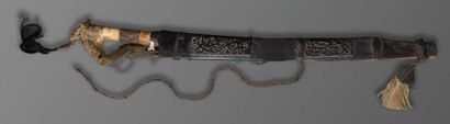 Peuple DAYAK - Bornéo 
Une épée «Mandao» à lame ouvragée et à la poignée constituée...