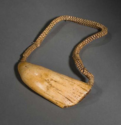 ÎLES FIDJI 
Pendentif «Tambua» constitué d'une dent de cachalot montée sur fibre.
Ancienne...