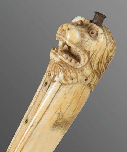 null Pommeau de couteau de chasse en ivoire représentant une tête de lion la gueule...