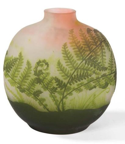Émile GALLÉ (1846-1904) 
Vase de forme boule en verre multicouche à décor en relief...