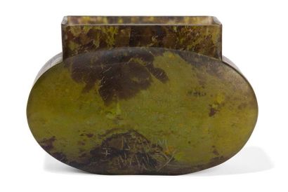 DAUM - Nancy Vase ovale à col rectangulaire en pâte de verre marbrée à nuances marron.
Signé...
