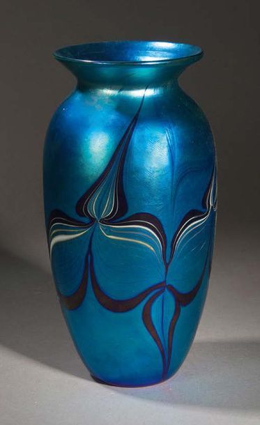 Ecole Française vers 1900 
Vase ovoïde allongé à col évasé en verre polychrome à...