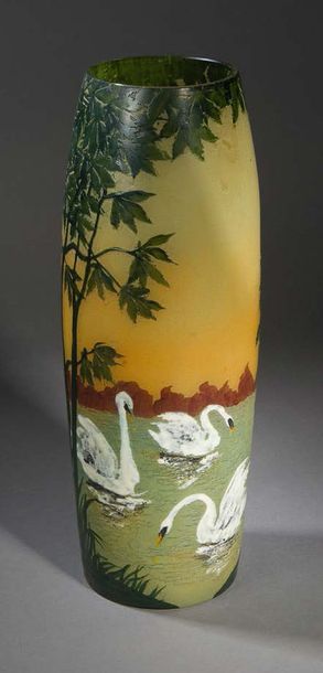 LEGRAS (1839 - 1916) 
Vase ovoïde allongé en verre polychrome multicouche gravé à...