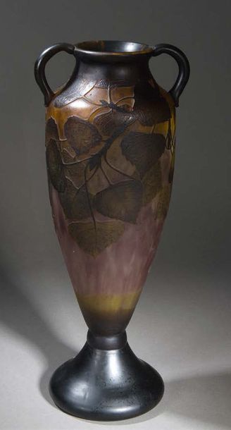 DAUM - Nancy Vase amphore sur piedouche en verre multicouche à décor de feuillage...