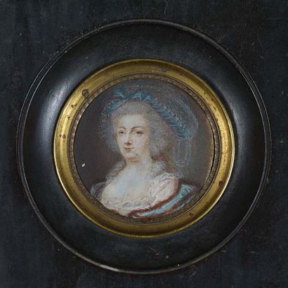 ÉCOLE FRANÇAISE. XVIIIème SIÈCLE Femme à la coiffe
Aquarelle et gouache en miniature
D....