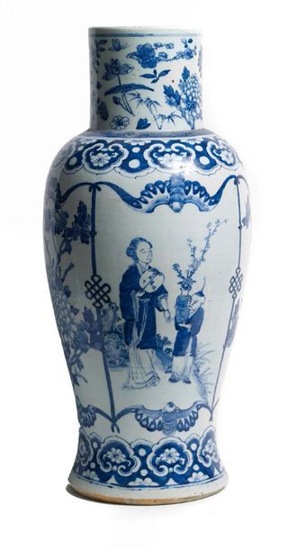 null Grand vase porcelaine blanche à décors émaillé en bleu sous couverte de personnages...