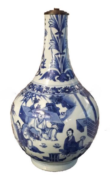 null Vase bouteille en porcelaine blanche à décors émaillé en bleu sous couverte...