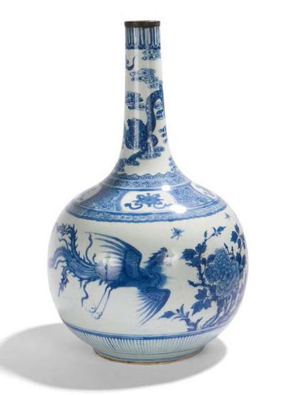 null Vase bouteille à long col «Tianqiuping» en porcelaine blanche à décor en bleu...
