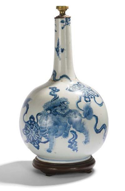 null Vase bouteille à long col «Tianqiuping» en porcelaine blanche à décor en bleu...