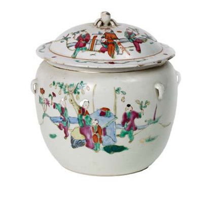 null Pot couvert en porcelaine et émaux famille rose, à décor de personnages jouant,...