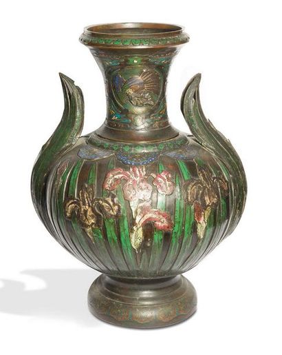 null Grand vase de forme balustre en bronze et émaux champlevés à décors polychrome...