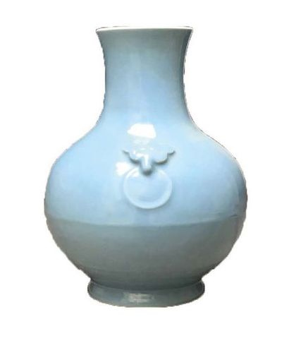 null Vase en porcelaine lavande, deux prises stylisées sur les côtés
XIXème siècle
Porte...