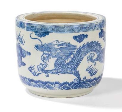 null Jardinière en céramique émaillée à décor en bleu au pochoir.
Chine. Vers 1950.
H....