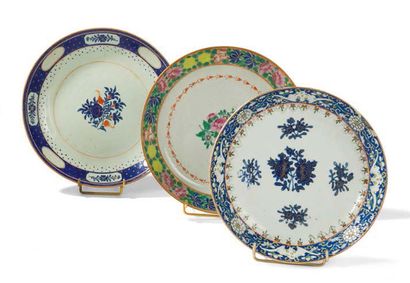 null Bel ensemble de trois plats en porcelaine de commande. Décor en émaux de la...