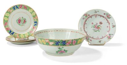 null Quatre assiettes en porcelaine de commande à décors de la famille rose, de fleurs...