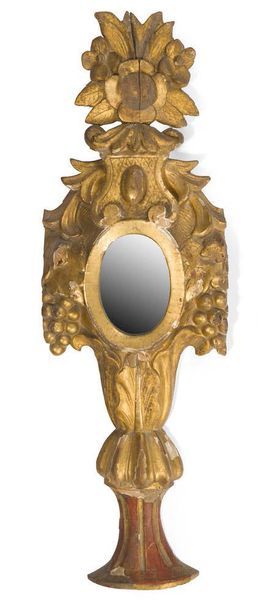 null Elément de boiserie formant un miroir en bois sculpté et doré.
XVIIIème siècle.
69...