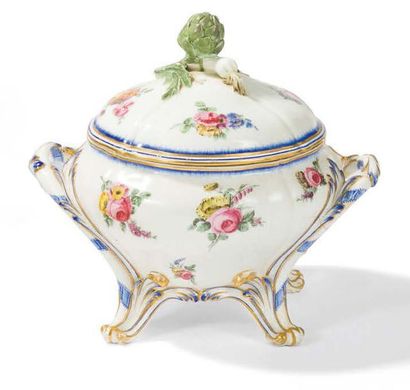 Sèvres. XVIIIème siècle Pot-à-oille et son couvercle en porcelaine d'après Duplessis,...