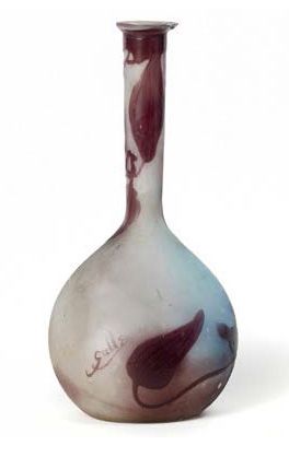 Émile GALLÉ (1846-1904) Vase pansu à long col en verre multicouche dégagé à l'acide...