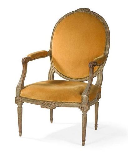 null Large fauteuil à dossier plat médaillon en bois sculpté, mouluré et patiné....
