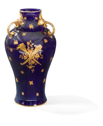 Dans le goût de SÈVRES Vase balustre en céramique émaillée bleu à décors de carquois,...