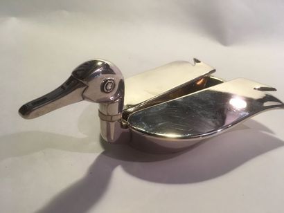 HERMES Vide poche en métal argenté, stylisant un canard. Signé.
19.5 x 9.5 cm
