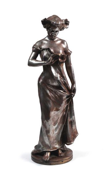 Ecole Française. Vers 1900 Elégante aux nénuphars
Sculpture en bronze argenté. Circa...