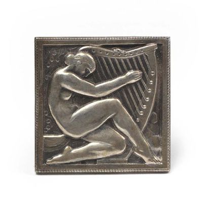 Marcel RENARD (1893-1974) Femme à la harpe
Rare plaque en argent.
Signé et daté 1927
Poids...