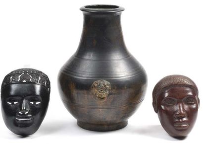 CHINE - XIXème siècle Vase en céramique patinée de frome HU à décors de deux masques...
