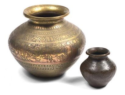 INDE - XIXème siècle Ensemble de deux pots kalash en bronze ciselé
H: 16,5 cm et...