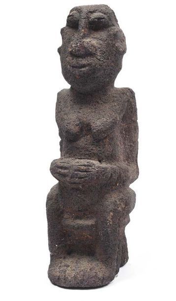 INDONÉSIE Sculpture en pierre de lave représentant un personnage accroupi
H: 24c...