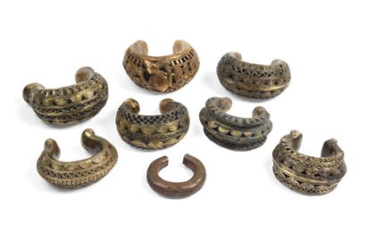 null Ensemble de huit bracelets africains en métal et bronze ajouré à décor géom...