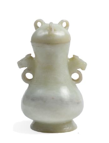 CHINE vers 1900 Petit vase pansu en pierre dure blanche avec son couvercle
H: 18...