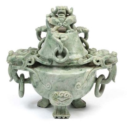 CHINE vers 1900 Pot couvert en pierre dure à décor de Dragons et feuillages stylisés.
H:...