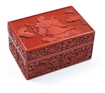 CHINE vers 1900 Coffret chinois en laque rouge insculptée à décor de divinitées asiatiques,...
