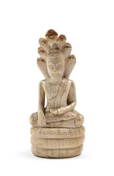 Siam - XIXème siècle Bouddha Muchalinda
Sculpture en ivoire
H: 22,5cm
NOTE:
Rapport...
