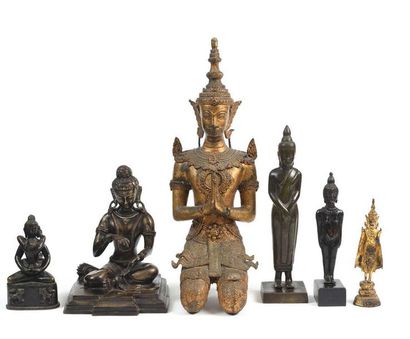 Travail asiatique du XIXème et XXème siècle. Divinités
Suite de six sculptures en...