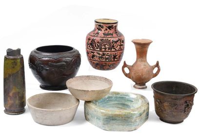 null Ensemble comprenant sept vases, vasques et pot d'époques et d'origines variés...